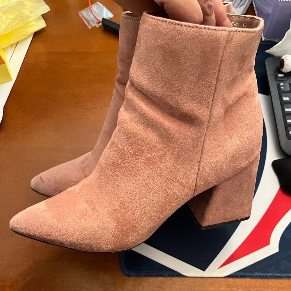 Suade Bamboo pink ankle boots, super cute and look great with jeans! Size 10